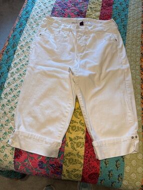 Gloria Vanderbilt White Capris